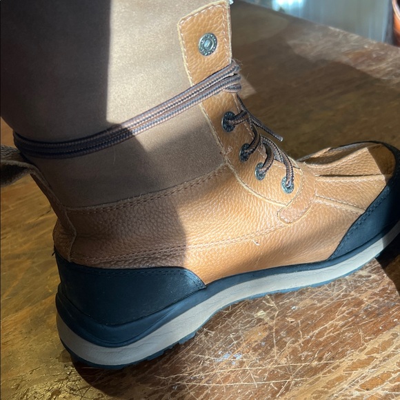 UGG Adirondack Snow boots. Tan and Black Leather Boots - Picture 5 of 8